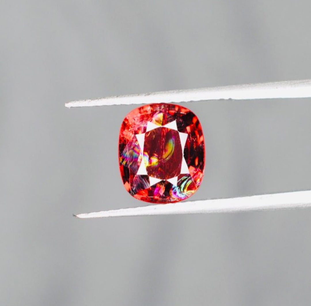 Spinelle rouge foncé 2.02 carats