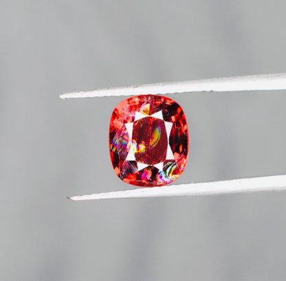 Spinelle rouge foncé 2.02 carats