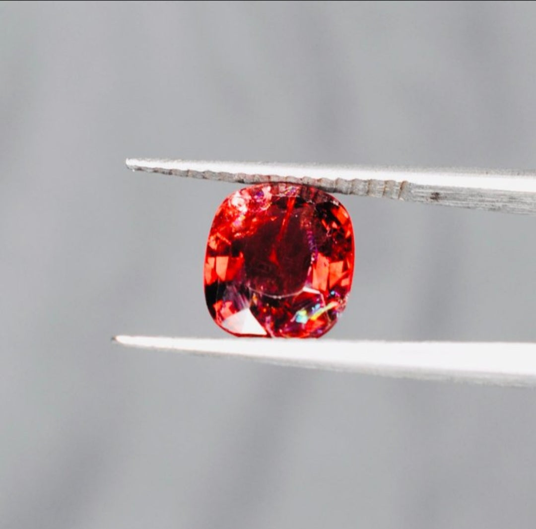 Spinelle rouge foncé 2.02 carats