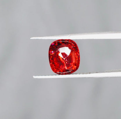 Spinelle rouge foncé 2.02 carats