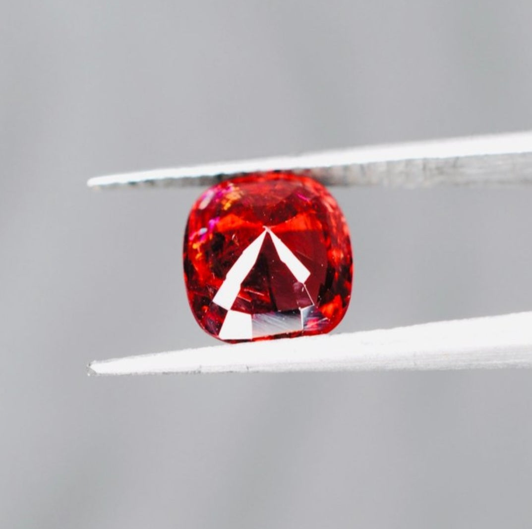 Spinelle rouge foncé 2.02 carats