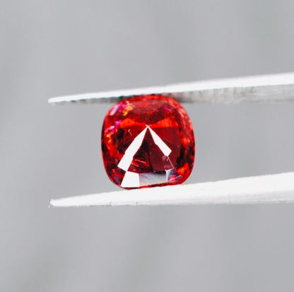 Spinelle rouge foncé 2.02 carats