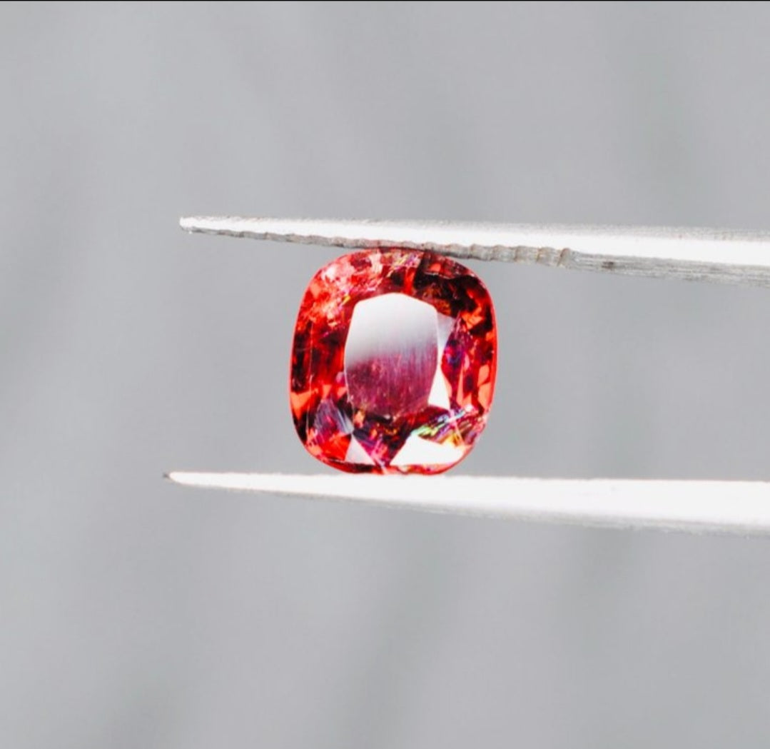 Spinelle rouge foncé 2.02 carats